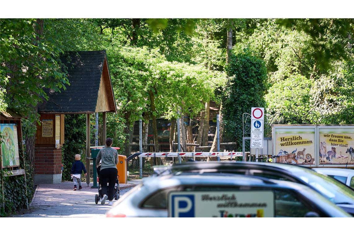 Tierpark in Ostwestfalen: Tiger verletzt Mitarbeiterin Der Eingang und Parkplatz zum Tierpark Nadermann im ostwestfälischen Delbrück. Hier hatte am Morgen ein Tiger eine Mitarbeiterin gebissen und verletzt.