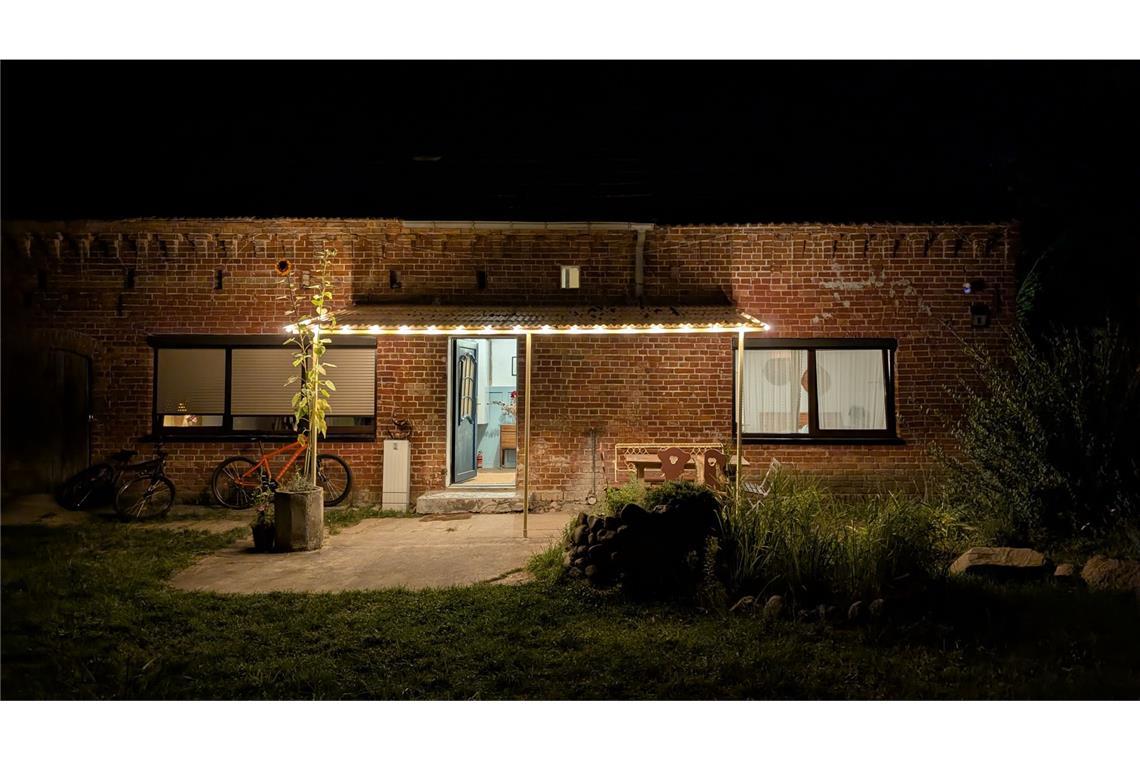 Sieben Freunde, ein Hof, ein Traum Der Eingang zum Haupthaus ist nicht zu übersehen. Hinter der Tür befinden sich vier Schlafzimmer, eine Küche und ein Bad.