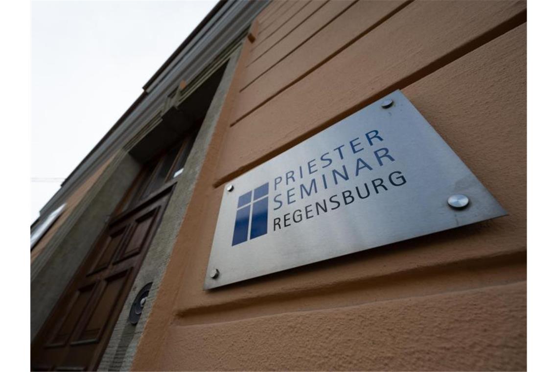 Papst Benedikt besucht Bruder in Regensburg Der Eingang zum Priester Seminar, in dem sich der emeritierte Papst Benedikt aufhalten soll. Foto: Armin Weigel/dpa