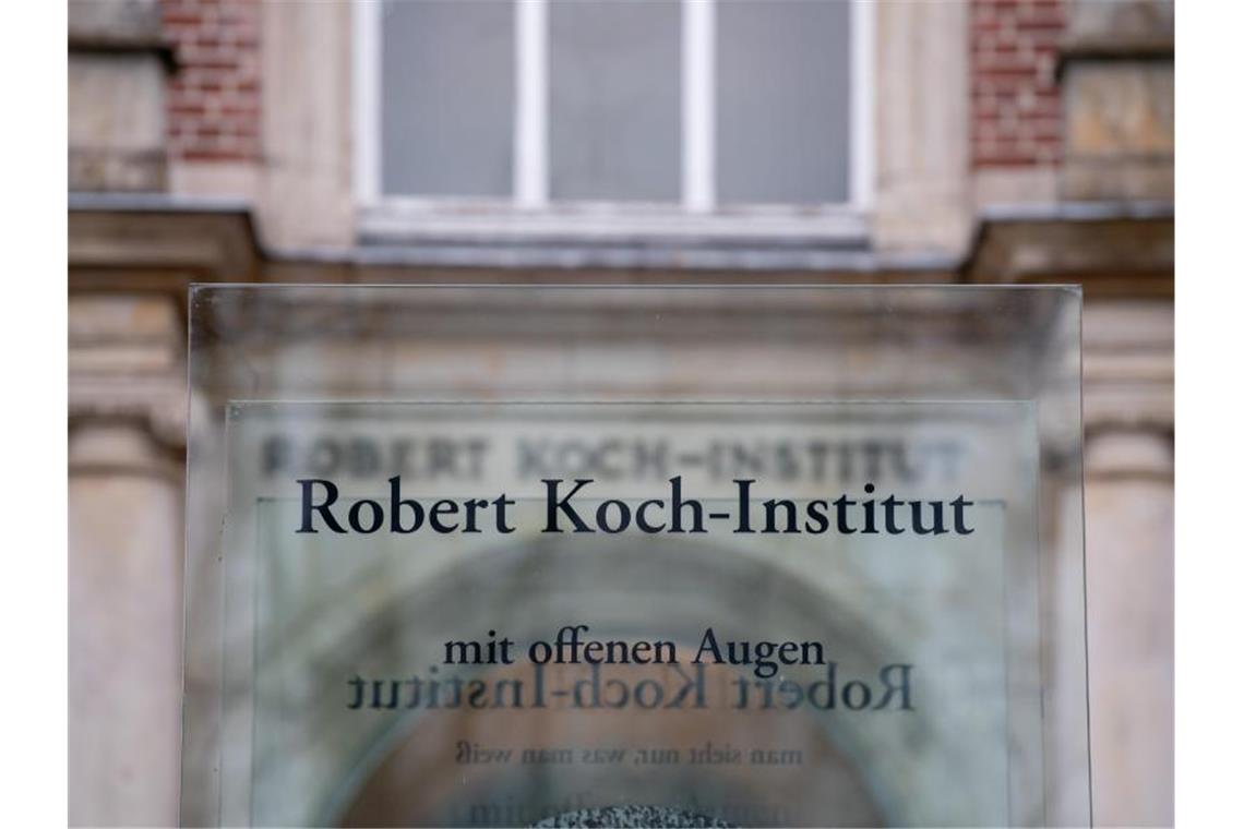 Der Eingang zum Robert Koch-Institut (RKI), in dem die aktuelle Lage zum Coronavirus beurteilt wird. Foto: David Hutzler/dpa