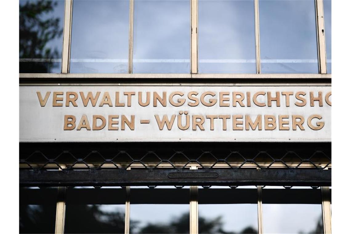 Der Eingang zum Verwaltungsgerichtshof in Mannheim. Foto: picture alliance/Uwe Anspach/dpa/Archivbild