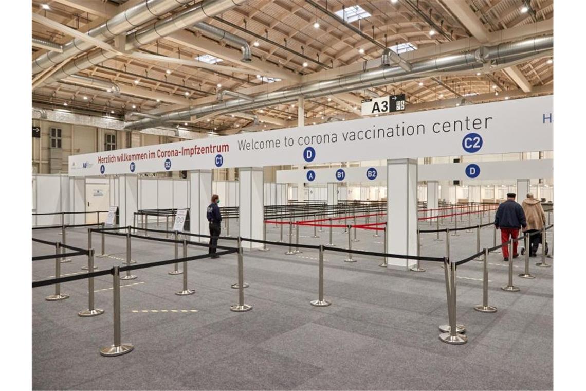 Der Eingangsbereich des Corona-Impfzentrums in den Messehallen in Hamburg. Der Städtetag fordert mehr Tempo beim Impfen in Deutschland. Foto: Georg Wendt/dpa