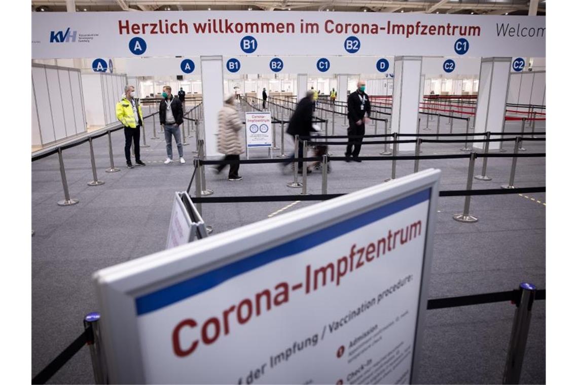 Der Eingangsbereich des Corona-Impfzentrums in den Hamburger Messehallen. Foto: Christian Charisius/dpa