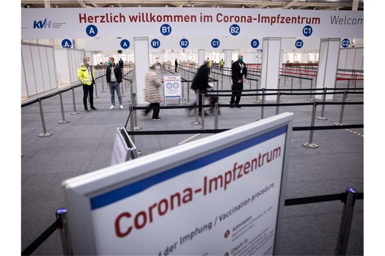 Der Eingangsbereich des Corona-Impfzentrums in den Hamburger Messehallen. Foto: Christian Charisius/dpa