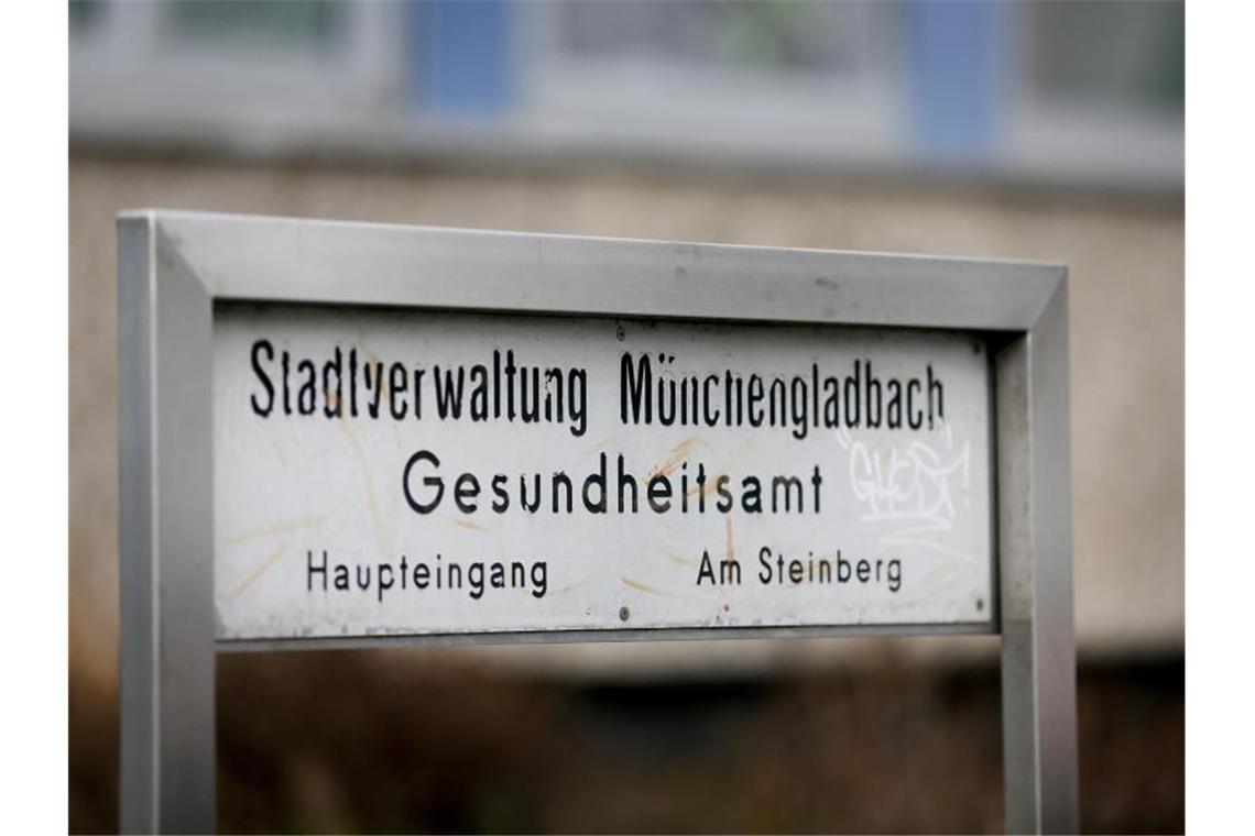 Bundesweit Spitze: Corona-Inzidenz in NRW bei über 100 Der Eingangsbereich des Gesundheitsamtes in Mönchengladbach. Foto: Roland Weihrauch/dpa