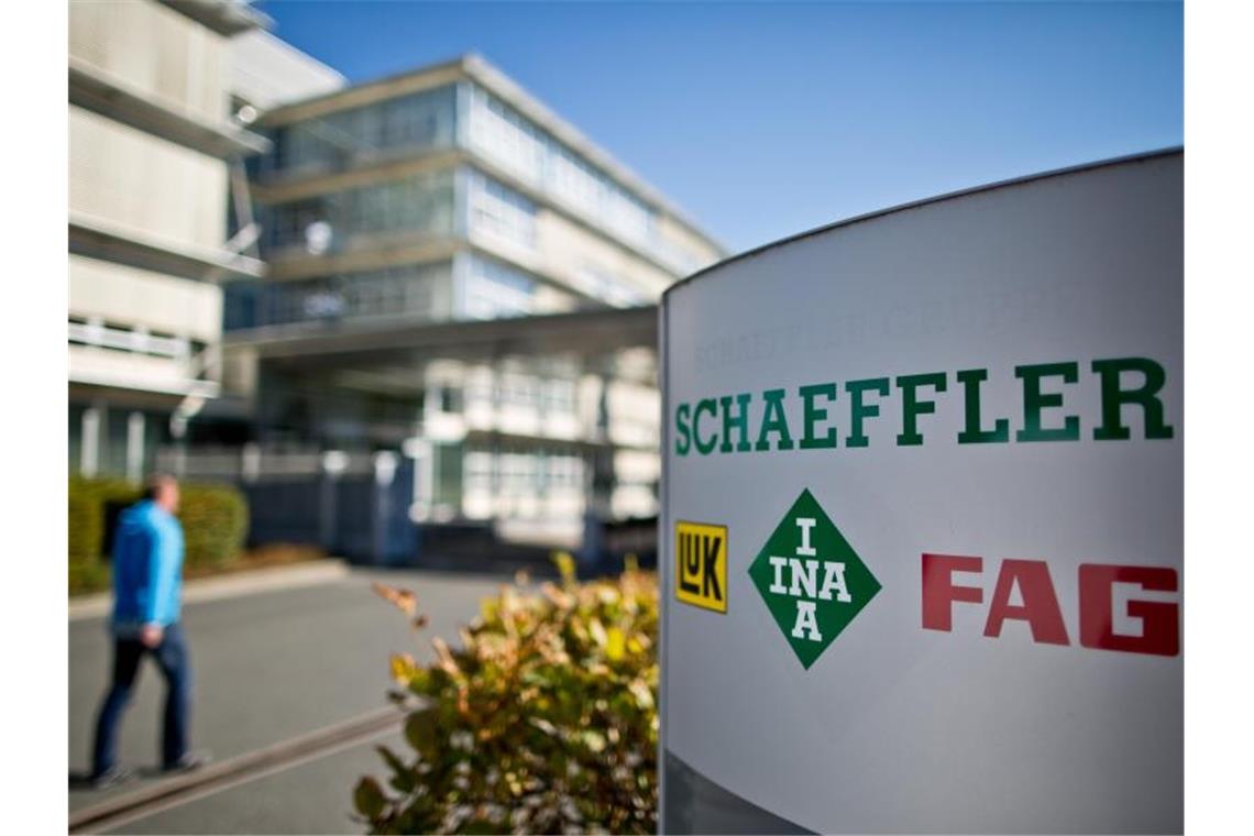 Der Eingangsbereich des Hauptsitzes der Schaeffler AG in Herzogenaurach. Foto: Daniel Karmann/dpa