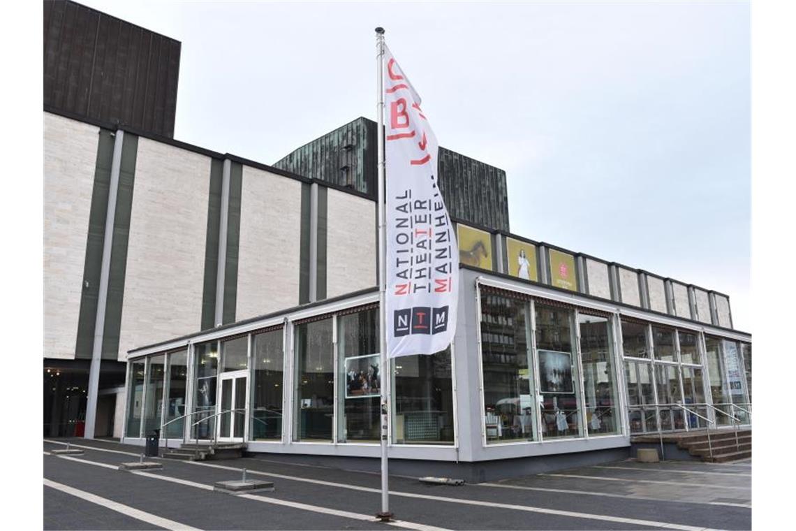 Der Eingangsbereich des Nationaltheaters in Mannheim. Foto: Uwe Anspach/dpa/Archivbild