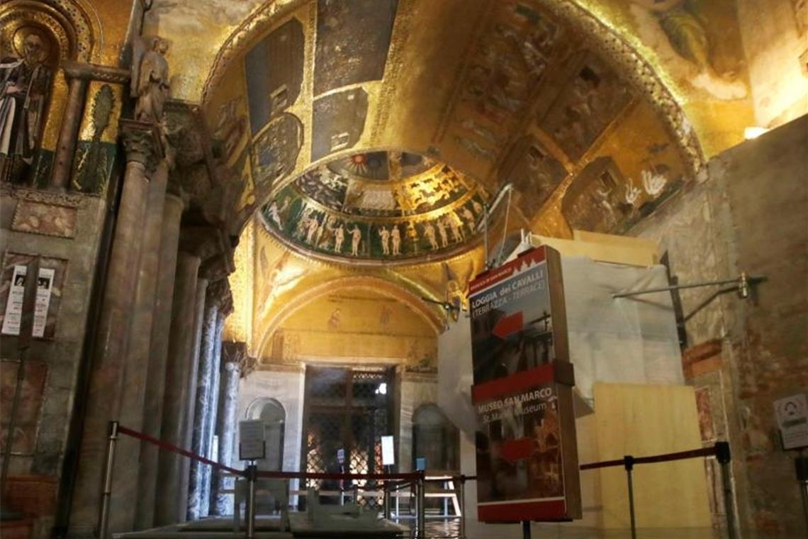 Geld aus Rom: Notstand für Venedig beschlossen Der Eingangsbereich zum Markusdom ist überflutet, das Hochwasser hat Schäden am Mauerwerk angerichtet. Foto: Luca Bruno/AP/dpa