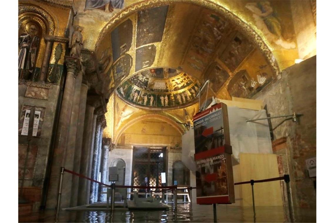 „Apokalyptische Zerstörung“: Hochwasser verwüstet Venedig Der Eingangsbereich zum Markusdom ist überflutet. Foto: Luca Bruno/AP/dpa