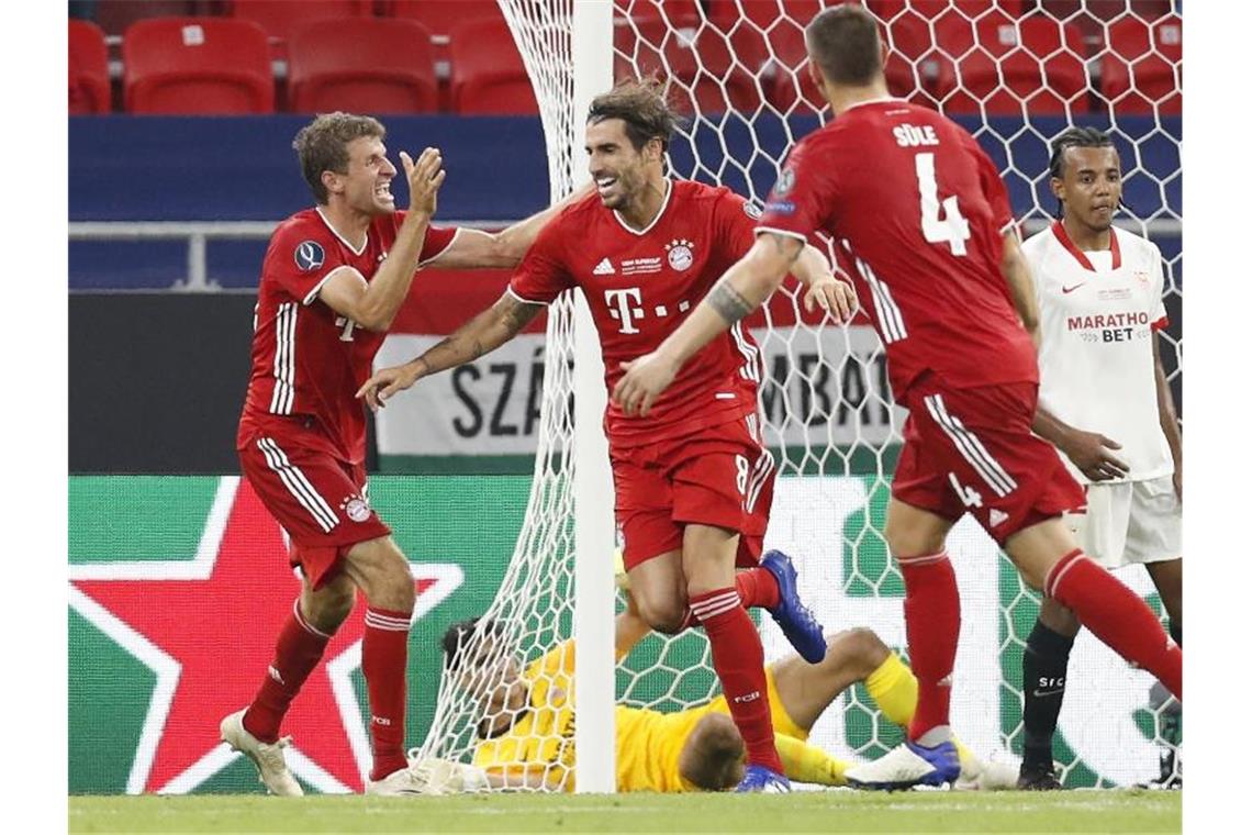 Bayern gewinnt den UEFA-Supercup: Martínez sticht als Joker Der eingewechselte Javi Martínez (M.) erzielte per Kopfball in der Verlängerung den Siegtreffer. Foto: Laszlo Balogh/AP Pool/dpa