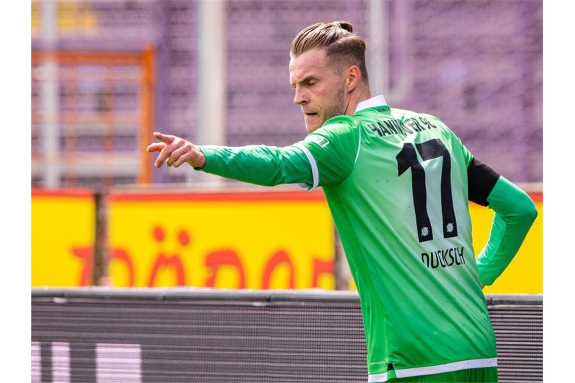 Top-Duell in Hamburg ohne Sieger - Nächste VfB-Pleite Der eingewechselte Marvin Ducksch traf für Hannover doppelt zum Sieg. Foto: Guido Kirchner/dpa-Pool/dpa