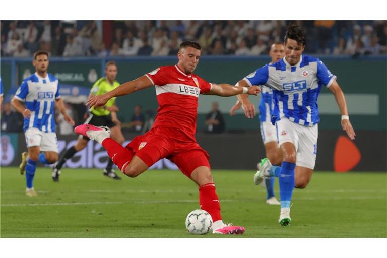 Der eingewechselte VfB-Stürmer Ermedin Demirovic sucht auch in Rostock seine Abschlusschance.