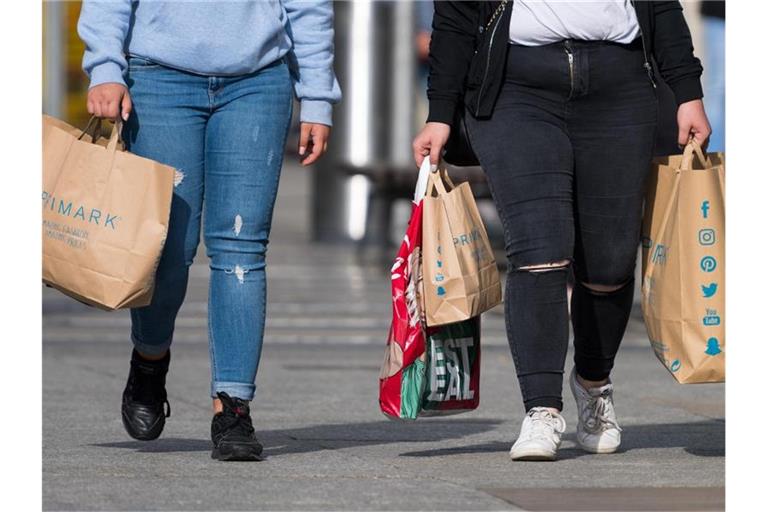 Der Einkauf von Hosen, T-Shirts und Kleidern bleibt in der Corona-Krise weitgehend aus. Foto: Monika Skolimowska/dpa-Zentralbild/dpa/Archiv