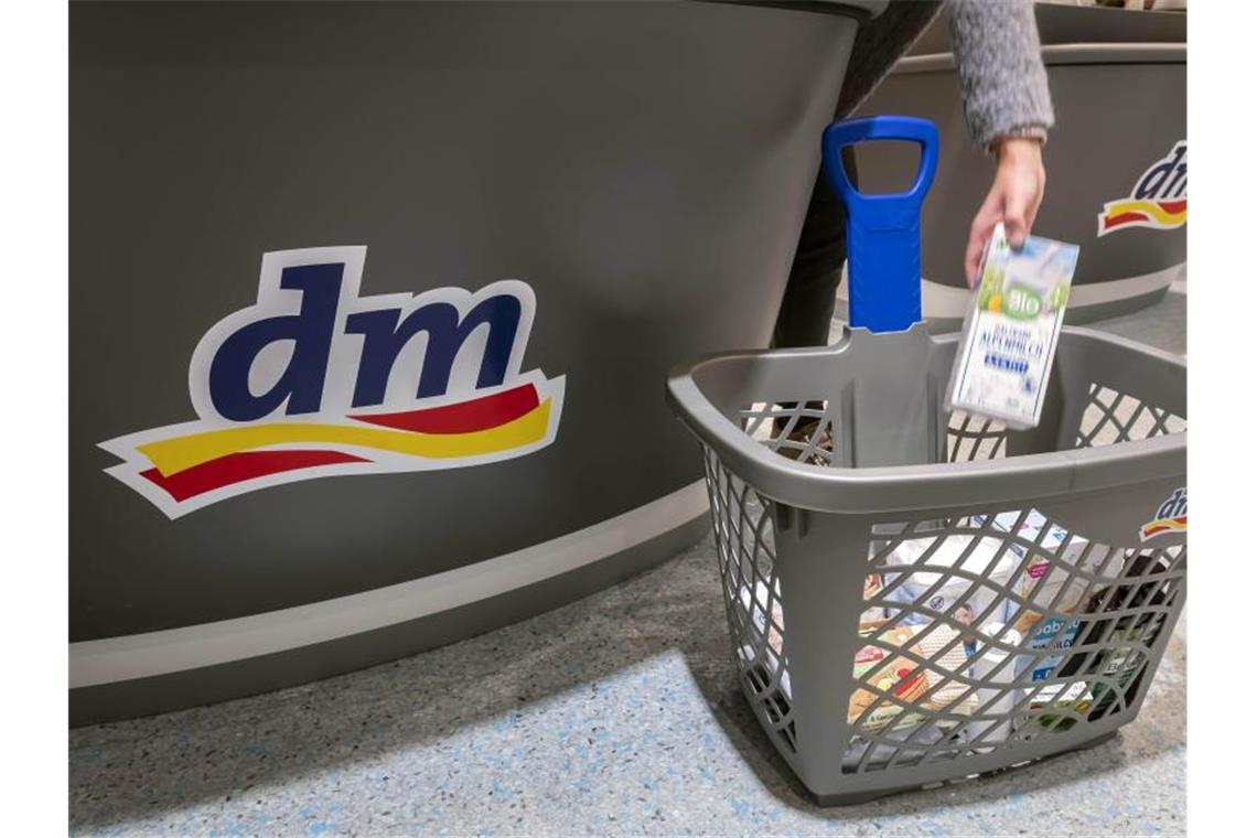 dm stellt sich auf verändertes Kundenverhalten ein Der Einkaufsbereich bei dm. Foto: Uli Deck/dpa
