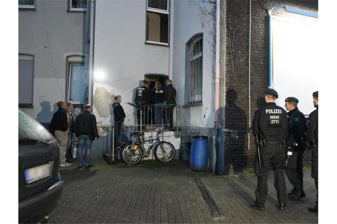 Großrazzia gegen irakische Rockerbande in NRW Der Einsatz mit hunderten Polizeibeamten begann gegen 5 Uhr morgens. Foto: Stephan Witte/KDF-TV & Picture 2019