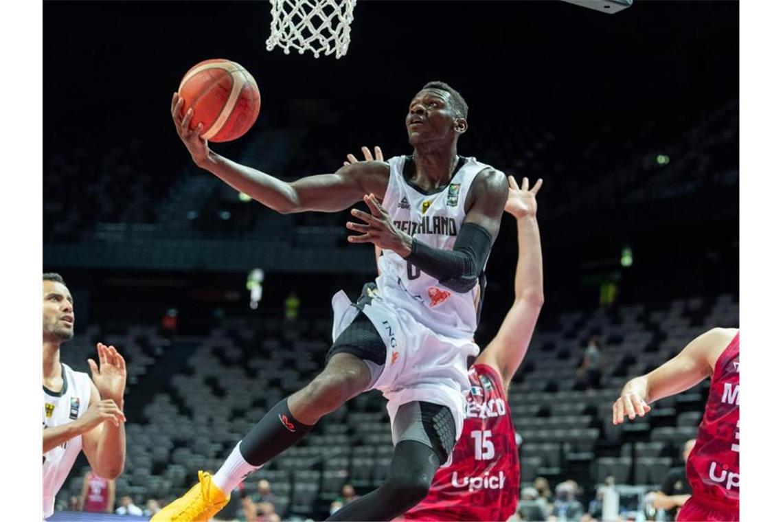 Einsatz von NBA-Profi Bonga gegen Kroatien noch unsicher Der Einsatz von Isaac Bonga (M.) gegen Kroatien ist noch offen. Foto: Tilo Wiedensohler/dpa