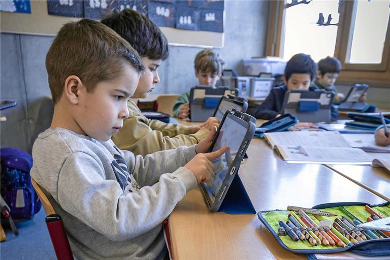 Der Einsatz von Tablets im Unterricht ist an allen Backnanger Schulen üblich. Auch viele Grundschüler haben schon eigene Geräte, wie hier in Maubach. Archivfoto: Alexander Becher