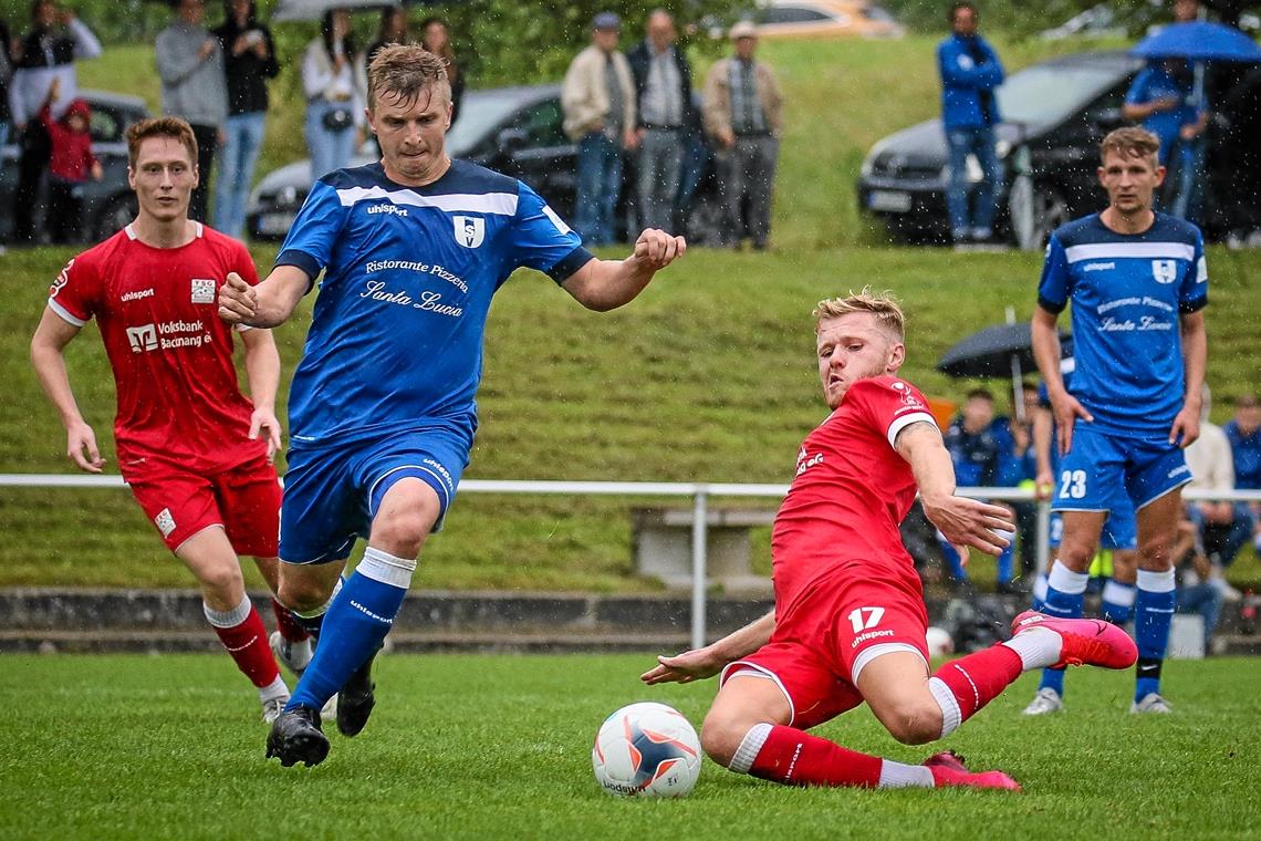 Zum Auftakt geht es ans Dreiländereck Der einsatzfreudige Sebastian Gleißner zählt zu den Gewinnern der Vorbereitung und dürfte in der Startelf der Roten stehen. Foto: A. Becher