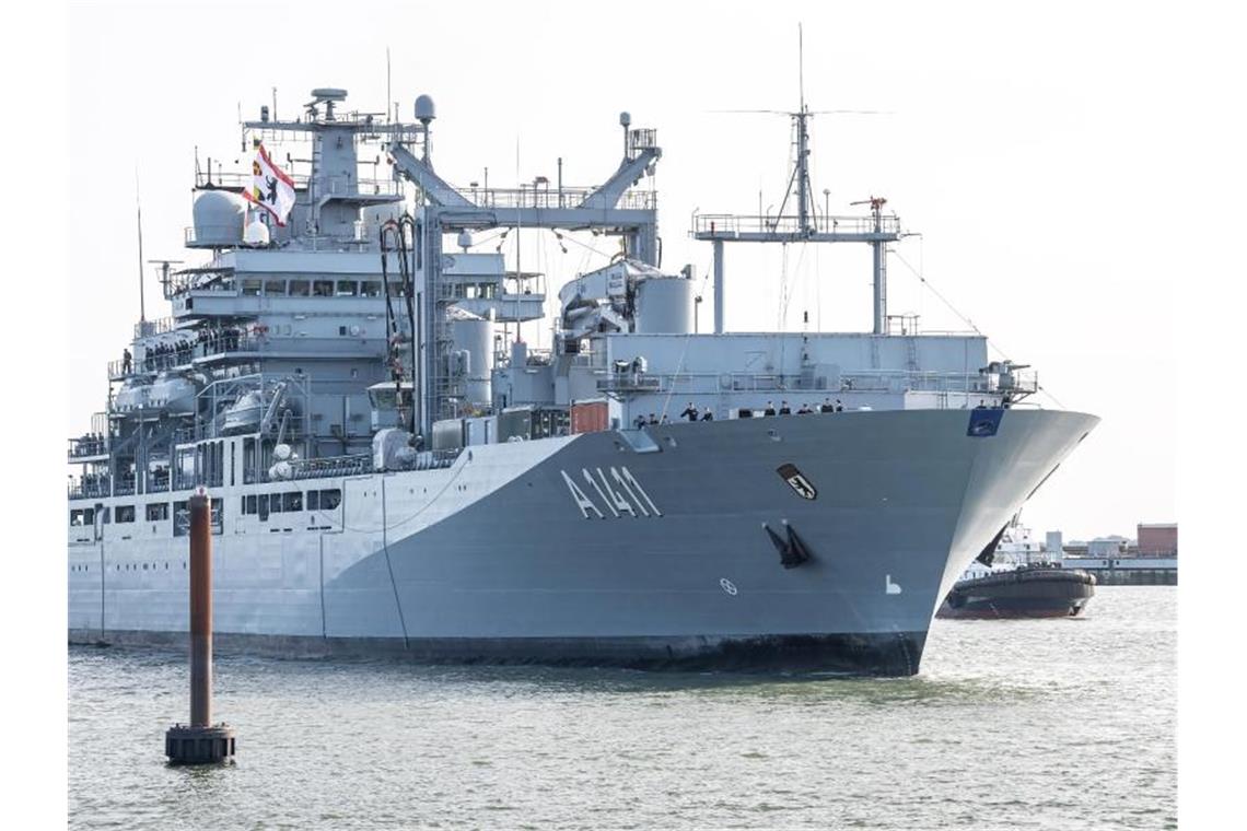 Deutschland schickt wieder Schiff ins Mittelmeer Der Einsatzgruppenversorger „Berlin“ bei der Einfahrt in Wilhelmshaven. Foto: Sina Schuldt/dpa