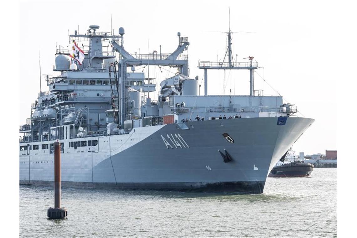 Der Einsatzgruppenversorger „Berlin“ bei der Einfahrt in Wilhelmshaven. Foto: Sina Schuldt/dpa