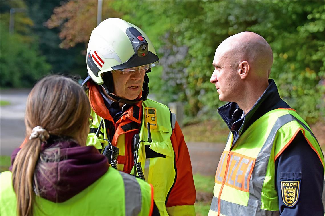 Der Einsatzleiter der Feuerwehr Matthias Renz im Gespräch mit Polizeipressesprec...