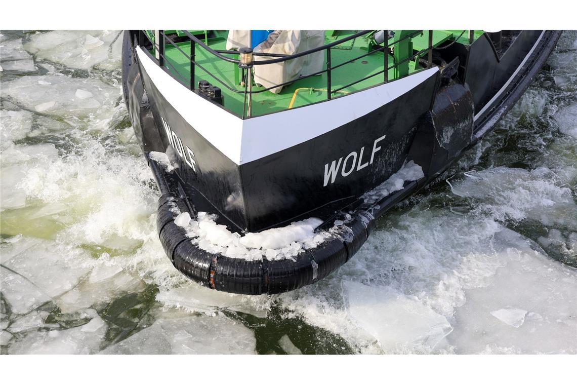 Der Eisbrecher "Wolf" bricht mit rund 1100 PS die letzten Eisschollen auf dem Mittellandkanal auf.
