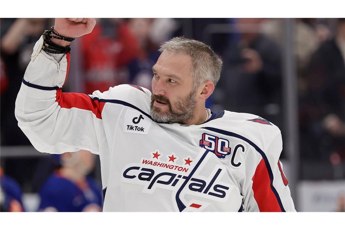 Bilder des Tages Der Eishockey-Spieler Alex Owetschkin von den Washington Capitals jubelt im NHL Spiel gegen die New York Islanders. Owetschkin hat in dem Spiel sein 895. NHL-Eishockey-Karrieretor erzielt.