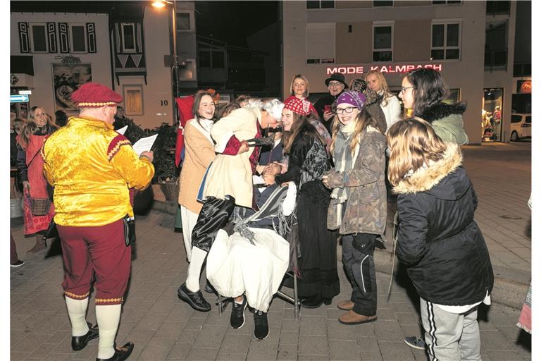 Der elegante Quacksalber und fahrende Wunderarzt Dr. Eisenbarth (Miriam Staita) kuriert die Leut nach seiner Art: „Kann machen, dass die Blinden gehn und dass die Lahmen wieder sehn.“ Foto: J. Fiedler