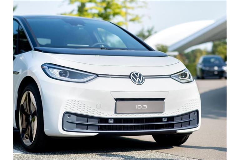 Der elektrische Hoffnungsträger ID.3 ist bei den ersten Kunden – nun will Volkswagen auch das Anschlussmodell ID.4 so rasch wie möglich an den Start bringen. Foto: Hauke-Christian Dittrich/dpa