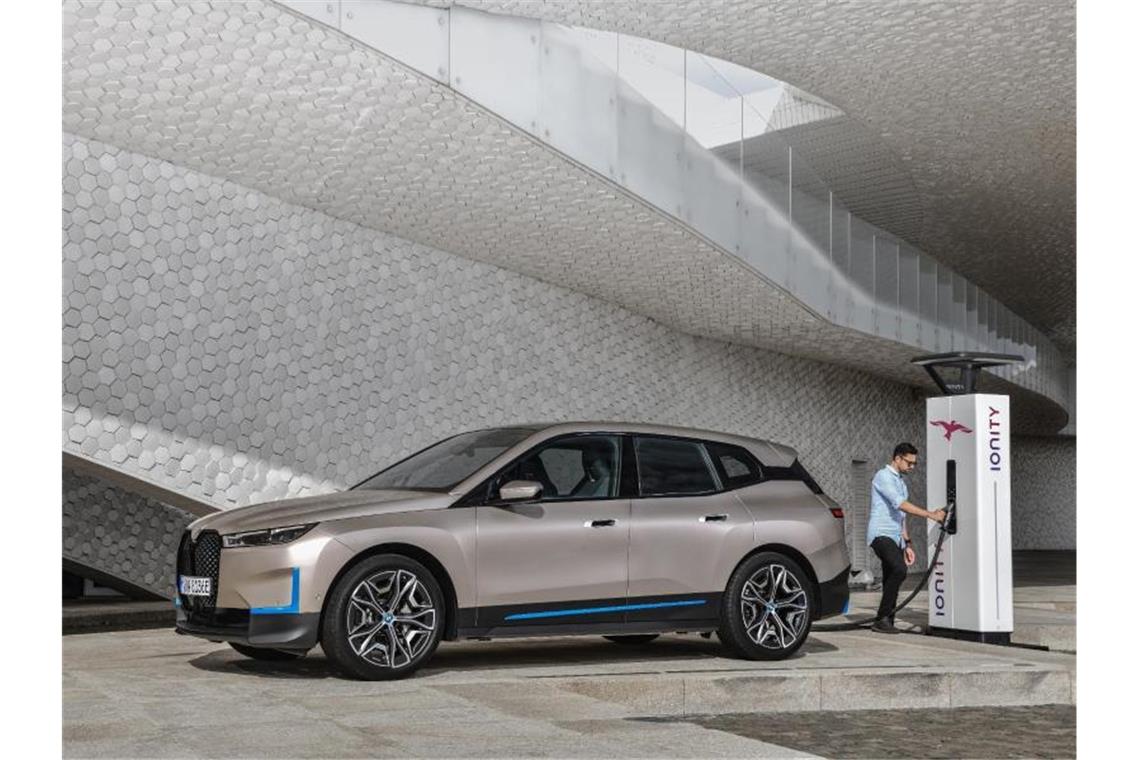 Der elektrische SUV iX von BMW. Zwei Jahre nach der Vorstellung des Konzeptfahrzeugs iNext hat BMW den vollelektrischen Luxus-SUV jetzt erstmals so präsentiert, wie er im November nächsten Jahres bei den Händlern stehen soll. Foto: BMW/dpa