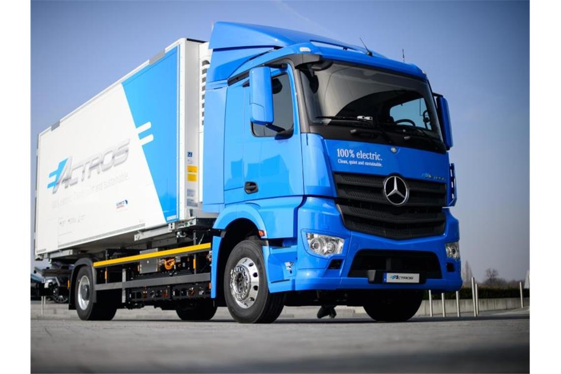 Daimler stellt Fahrplan für CO2-neutrale Lastwagen vor Der Elektro-Lastwagen eActros von Mercedes-Benz. Der Auto- und Lastwagenbauer will seinen ersten Elektro-Lkw ab 2021 in Serie fertigen. Foto: Sina Schuldt/dpa