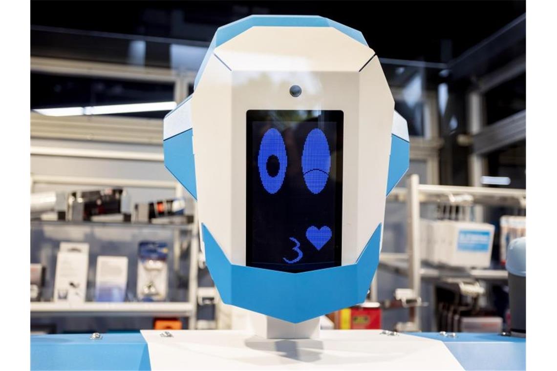 Conrad stellt Einkaufsroboter in Berliner Filiale auf Der Elektrofachhändler Conrad stellt das „Gesicht“ des neuen humanoiden Verkaufsroboters vor. Foto: Christoph Soeder/dpa