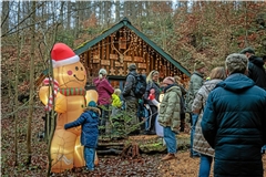 Der elektronische Weihnachtsmann begrüßt die Besucher vor dem XXL-Adventskalender in Kirchenkirnberg. Foto: Stefan Bossow