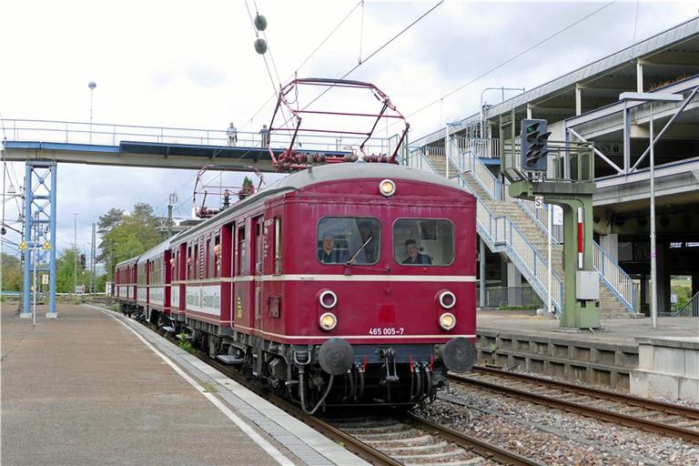 Der Elektrotriebwagen ET65 hebt sich schon allein durch seine Farbe deutlich von den modernen Zügen ab. Foto: privat