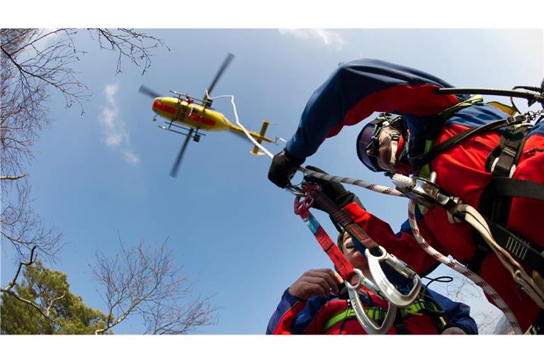 Der elfjährige Junge wurde mit dem Rettungshubschrauber in ein Krankenhaus gebracht. (Symbolbild)
