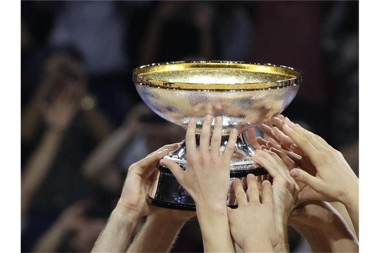 Der EM-Pokal der Basketballer wird 2021 in Deutschland ausgespielt. Foto: Thanassis Stavrakis/AP