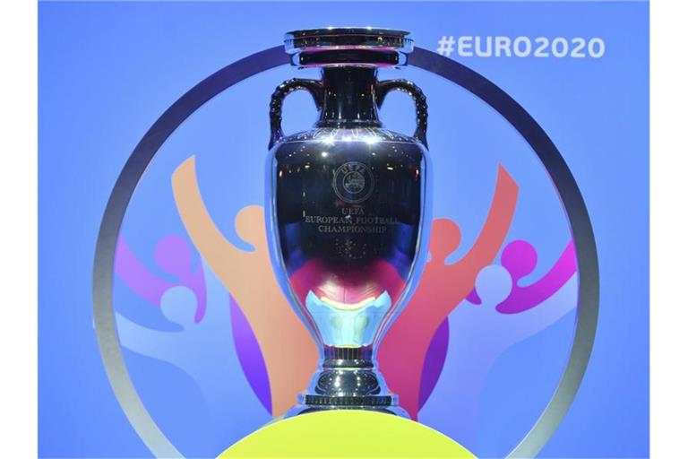 Der EM-Pokal steht auf einem Podest. Foto: Harold Cunningham/UEFA via Getty Images/dpa