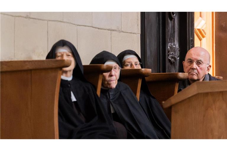 Der emeritierte Bischof Felix Glenn beobachtet die Vorstellung seines Nachfolgers.