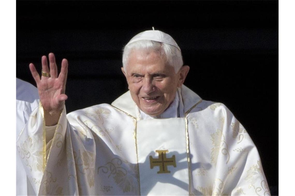 „Bilanz des Schreckens“ - Gutachten belastet Benedikt Der emeritierte Papst Benedikt XVI 2014 im Vatikan. Foto: Andrew Medichini/AP/dpa