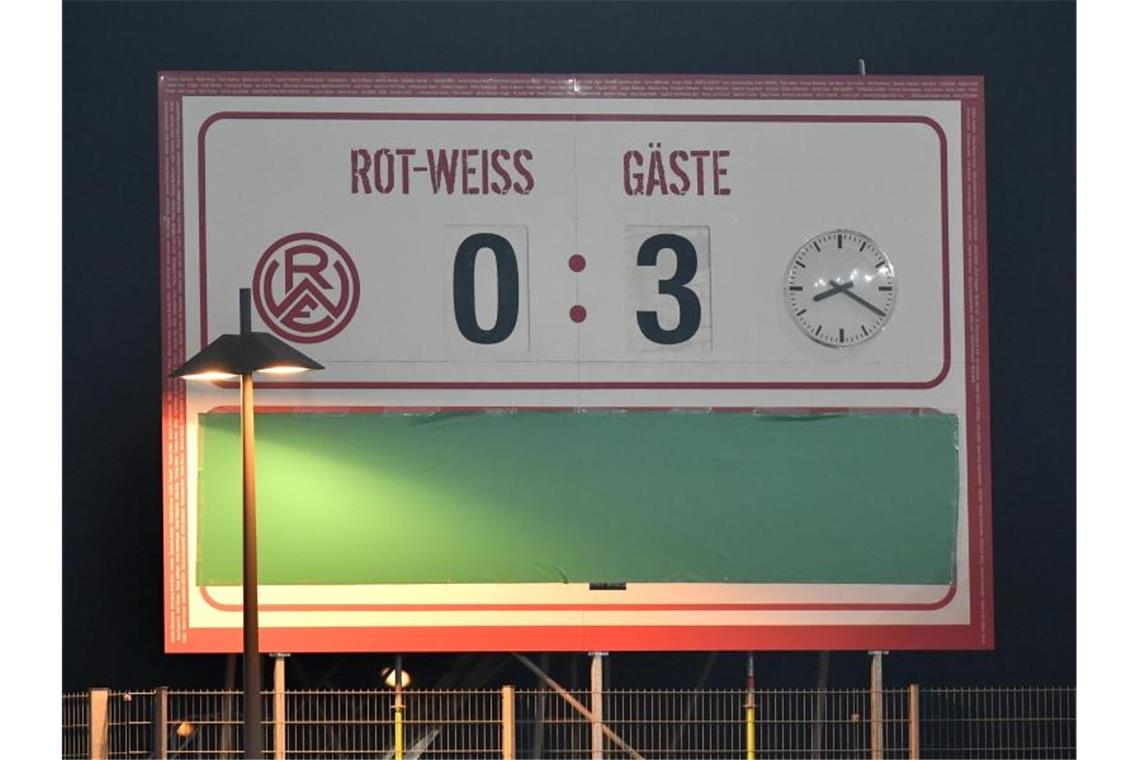 Der Endstand ist auf einer Anzeigentafel im Essener Stadion zu sehen. Foto: Martin Meissner/AP POOL/dpa