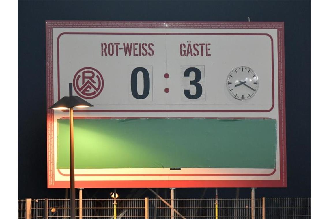 Elfmeter und Doppelschlag: Bayern-Schreck Kiel stoppt Essen Der Endstand ist auf einer Anzeigentafel im Essener Stadion zu sehen. Foto: Martin Meissner/AP POOL/dpa