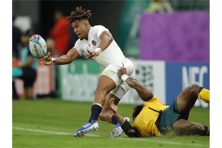 Der Engländer Anthony Watson (l) wird vom Australier Marika Koroibete attackiert. Foto: Christophe Ena/AP/dpa