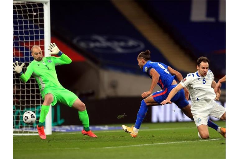Der Engländer Dominic Calvert-Lewin (M.) trifft gegen San Marino zum 2:0. Foto: Adam Davy/PA Wire/dpa