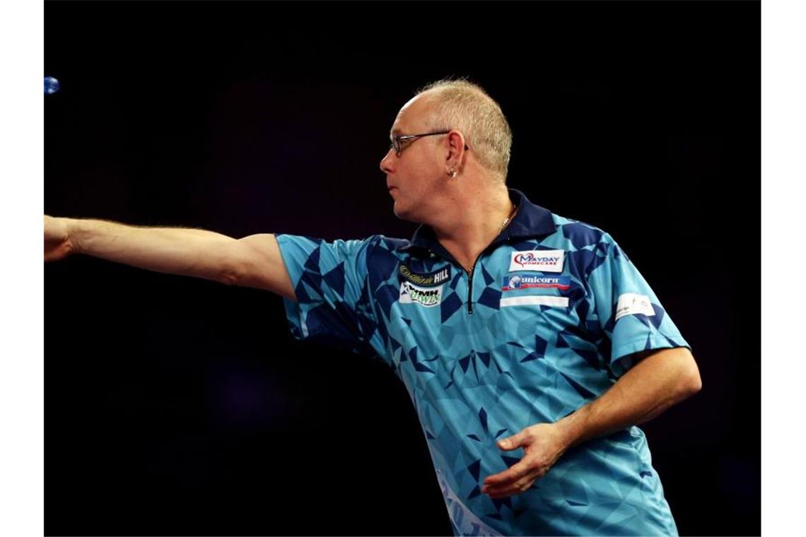 Erster Frauen-Sieg bei Darts-WM bleibt aus Der engländer Ian White ist bei der Darts-WM als nächster Mitfavorit frühzeitig ausgeschieden. Foto: Steven Paston/Press Association