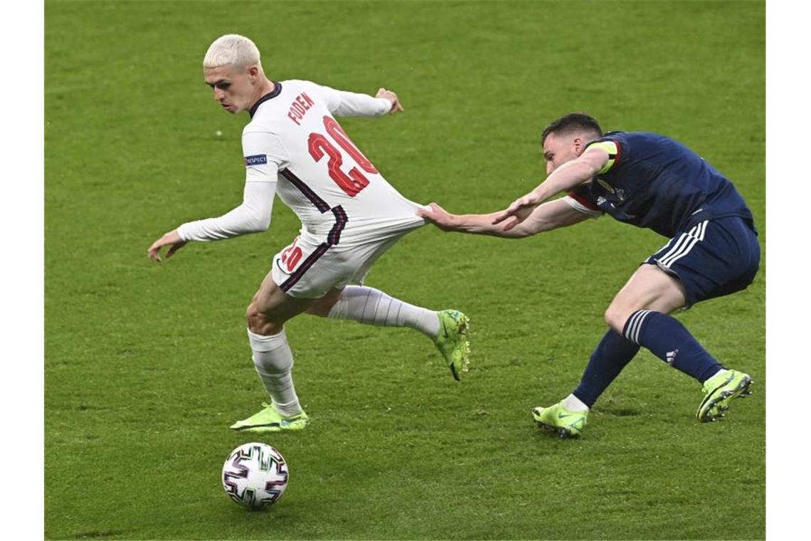 Keine Tore: Schottland wehrt einfallslose Engländer ab Der Engländer Phil Foden wird von Andrew Robertson (r) festgehalten. Foto: Facundo Arrizabalaga/Pool EPA/AP/dpa