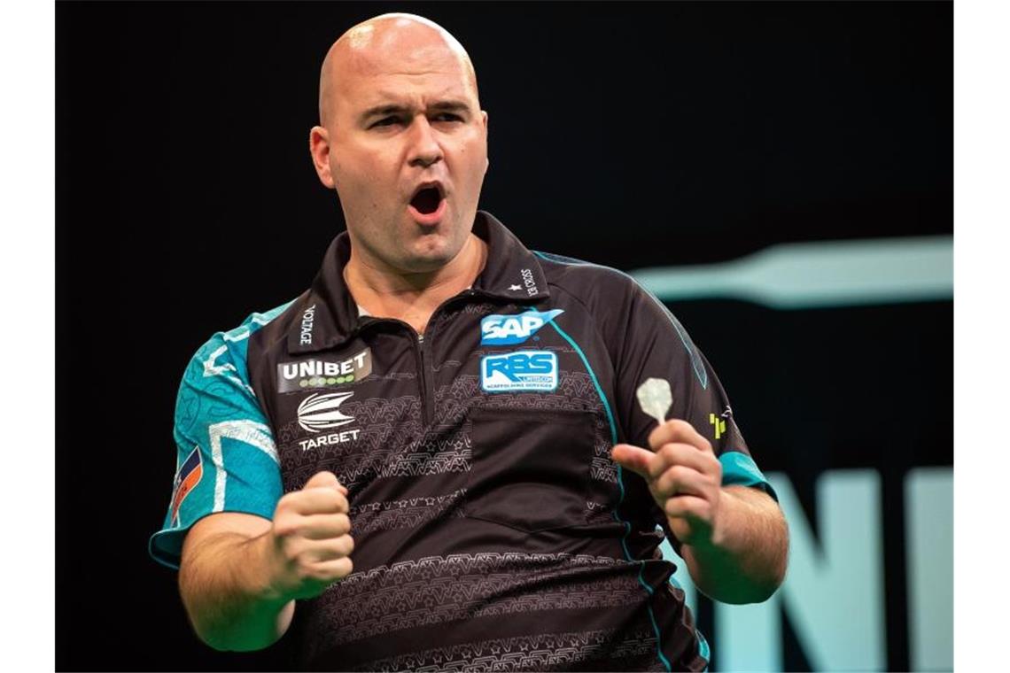 Der Engländer Rob Cross bezwang im EM-Finale den Niederländer Michael van Gerwen mit 11:8. Foto: Swen Pförtner/dpa