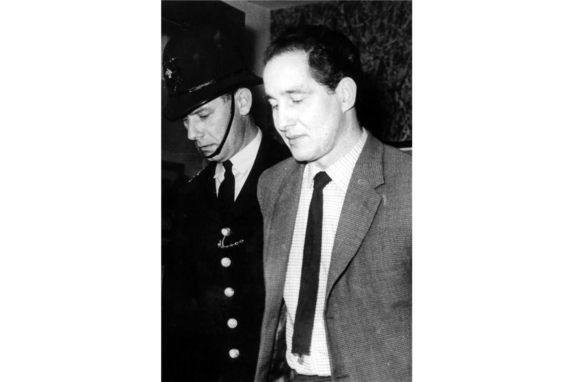 Die Gentleman bitten zur Kasse - die spektakulärsten Diebstähle Der englische Posträuber Ronald „Ronnie“ Biggs wird nach der Urteilsverkündung in London von einem Polizisten abgeführt. Er überfiel am 8. August 1963 mit 14 anderen Männern den Postzug von Glasgow nach London und erbeutete 2,6 Millionen Pfund. Deren Wert wird in heutiger Kaufkraft auf 45 bis 60 Millionen Pfund (52 bis 70 Millionen Euro) geschätzt. Nach seiner Verurteilung flieht Biggs aus dem Gefängnis und stellt sich erst 2001 der britischen Justiz.