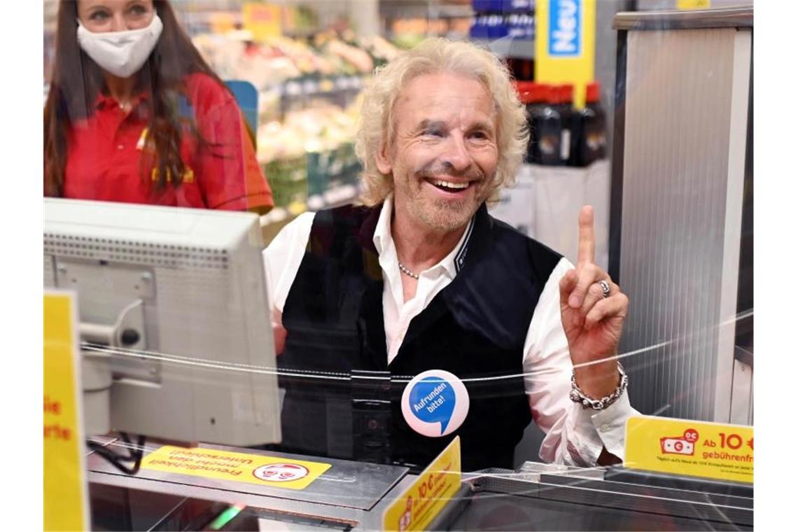 Aufrunden für guten Zweck: Gottschalk an Discounter-Kasse Der Entertainer Thomas Gottschalk sitzt als ehrenamtlicher Kassierer an der Kasse einer Filiale von Netto Marken-Discount. Foto: Uli Deck/dpa/Archivbild