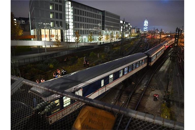 Der entgleiste Zug am Bahnhof Hackerbrücke in München. Foto: Lino Mirgeler/dpa