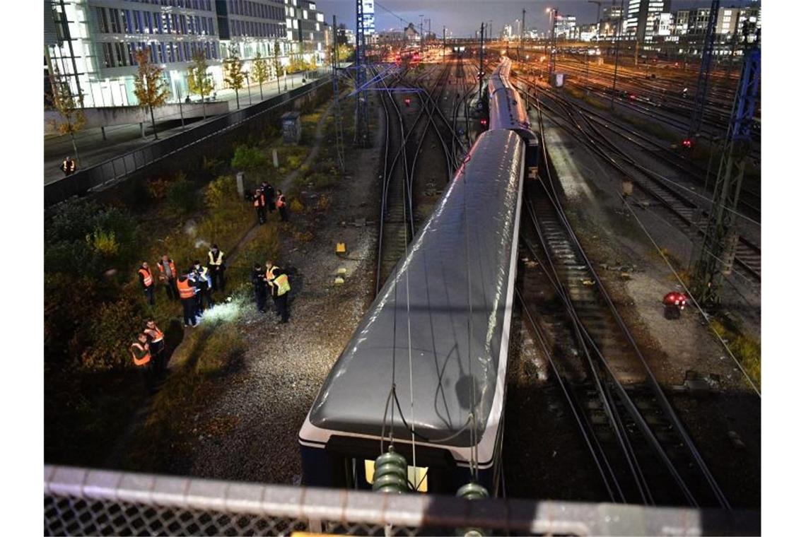 Zugwaggons entgleisen in München - Verletztenzahl unklar Der entgleiste Zug am Bahnhof Hackerbrücke in München. Foto: Lino Mirgeler/dpa